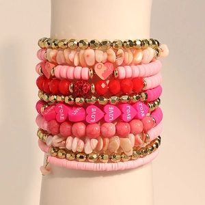 Bracelet multicouche en perles roses avec breloques cœur LOVE et argile polymère