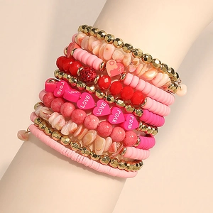Bracelet multicouche avec breloque cœur LOVE et perles en résine rouge pour femme