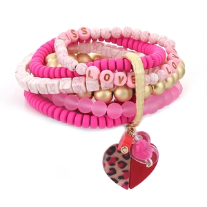 Bracelet multicouche avec cœur léopard rose, perles colorées et pompons dorés élégants