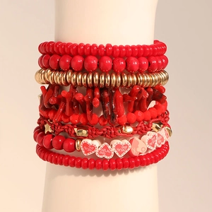 Ensemble de bracelets multicouches en perles rouges avec accents dorés et breloques cœur