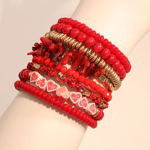 Bracelet multicouche en perles rouges avec cœur et détails dorés pour femme