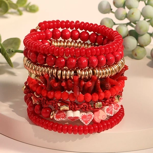 Bracelet multicouche en perles rouges avec accents dorés et breloques cœur 'BE MINE'