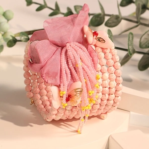 Bracelet bohème multicouche perlé avec fleur rose et breloque papillon élégante