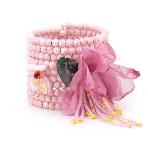 Bracelet multicouche bohème en perles roses avec fleur en organza et pampilles