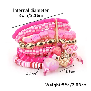 Détail d'un bracelet multicouche avec cœur LOVE et breloque gland de rose