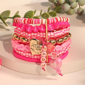 Bracelet bohème multicouches perlé avec cœurs LOVE et pompons roses pour femmes