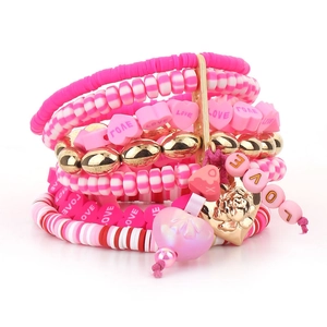 Bracelet bohème multicouche avec perles roses, détails dorés et breloques LOVE