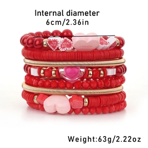 Détail du set de bracelets bohèmes rouges avec breloques cœur et les dimensions