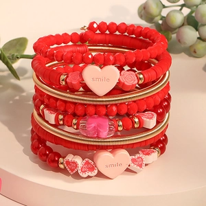 Bracelet multicouche bohème avec perles rouges facettées et cercles métalliques dorés
