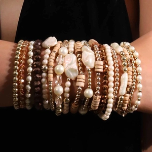 Ensemble de bracelets de plage bohèmes avec perles et verre sur le poignet d'un modèle