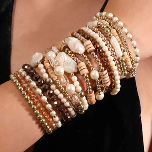 Ensemble de bracelets bohèmes avec perles et disques de bois sur le bras d'un mannequin