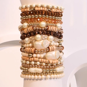 Set de bracelets bohèmes multicouches avec perles nacrées et disques en bois tons chauds