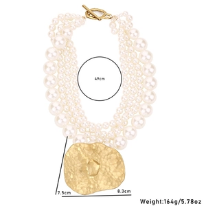 Collier de perles multicouche avec un pendentif en métal doré martelé élégant