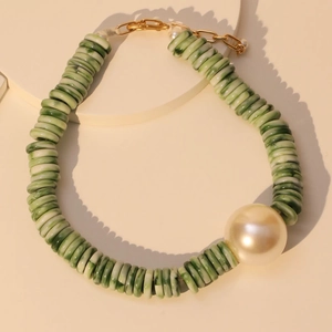 Elegante kralenketting met groene marmeren acrylschijven en een grote imitatie parelhanger