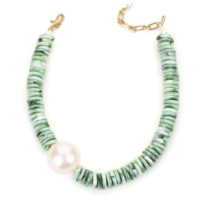 Elegante ketting van groene steenschijfjes met grote witte parel en gouden sluiting