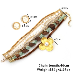 Collier multicouches de style bohème avec pendentif fleur et boucles d'oreilles assorties