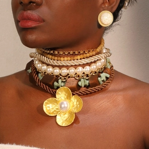 Parure bohème avec collier à plusieurs rangs, pendentif fleur dorée et boucles d'oreilles