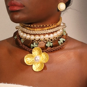 Collier Et Boucles D'Oreilles Bohèmes Multi-Rangs Alliage Fleur Martelée Fausse Künstliche Perle Bois Pierre Naturelle Style Ethnique