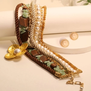 Collier multicouche bohème avec pendentif fleur dorée et boucles d'oreilles
