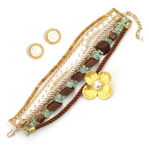 Collier bohème multicouche perlé avec pendentif fleur dorée et boucles d'oreilles
