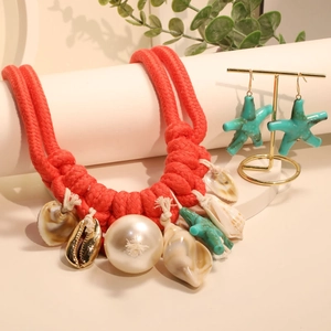 Parure bijoux marine avec collier corde rouge, étoiles de mer turquoise et coquillages