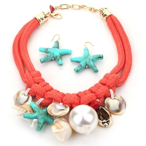 Détail de parure bijoux de plage avec collier corde orange, étoile de mer et perles