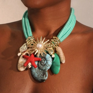 Collier Thème Océan en Corde Tressée Vert Menthe Bohémien Avec Pendentifs en Résine Étoile de Mer Conque Tournesol Fausse Perle Bijoux
