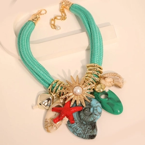 Collier bohème tressé vert menthe avec pendentifs dorés en forme d'étoile de mer