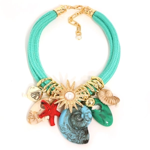 Collier plastron marin avec pendentif étoile de mer et cordon tressé turquoise sur blanc