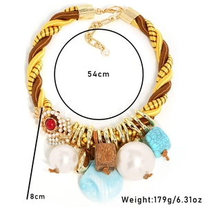 Collier bohème avec fausses perles, pendentif coquille et corde tissée sur fond blanc