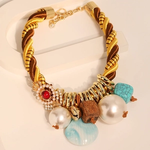 Collier bohème en corde tressée avec perle géante et pendentifs en coquillage coloré