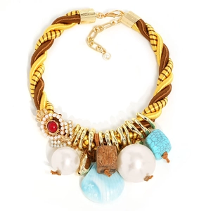 Collier bohème imposant avec perles, pendentif coquillage et perles de pierres colorées