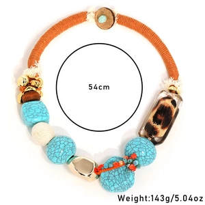 Vue détaillée du collier bohème avec perles turquoise et motifs à imprimé léopard