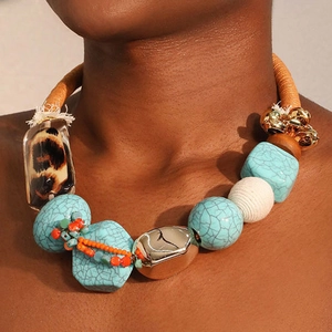 Collier bohème avec résine léopard, perles turquoise et détails tissés main