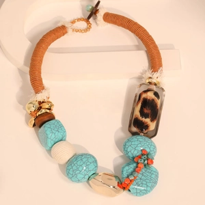 Collier bohème avec perles en acrylique léopard et turquoise sur corde tressée