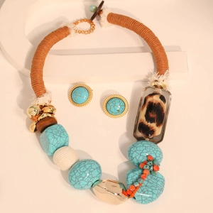 Parure bohème avec perles turquoise, résine léopard et boucles d'oreilles assorties