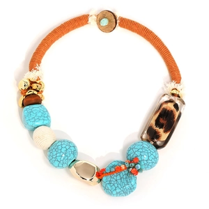 Collier ethnique avec perles turquoise, résine léopard et cordon de coton orange sur blanc