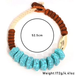 Détail d'un collier bohème avec perles turquoise et une circonférence de 52,5 cm