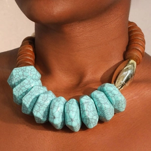 Collier bohème avec grosses perles en résine turquoise et détails dorés pour femmes