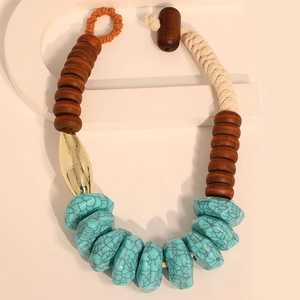 Détail du collier ethnique fait main avec perles de turquoise et perles de bois