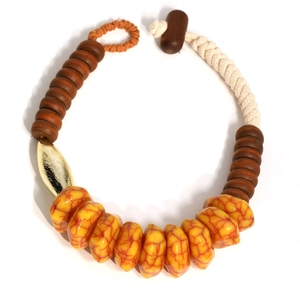 Collier ethnique fait main avec perles de résine jaune, détails en bois et corde tissée