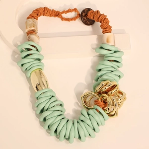 Opvallende Tiffany blauwe spiraal ketting met gouden schakels en marmeren kralen