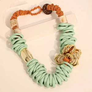 Handgemaakte statement ketting in Tiffany blauw met gouden accenten en oranje gevlochten touw