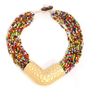 Collana boho multistrato in perline colorate con tubo in metallo dorato martellato