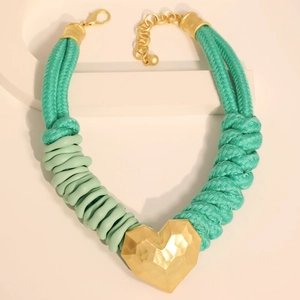 Collier fait main en corde tressée vert menthe avec un grand pendentif cœur géométrique doré