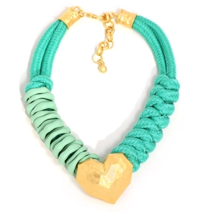Détail du collier en corde tressée vert menthe avec pendentif cœur doré martelé