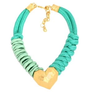 Collier en corde tressée turquoise avec grand pendentif cœur doré à facettes