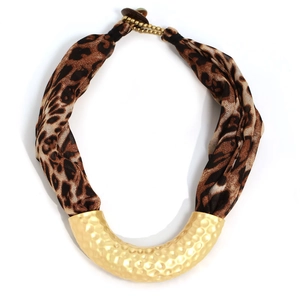 Fashionable U-shaped leopard print scarf necklace with golden hammered metal pendant design