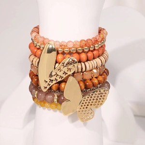 Bracelet bohème multicouche avec perles en bois orange et breloques papillon dorées