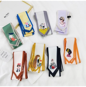 Détail de foulards fins avec imprimés artistiques de mode et sirènes sur fond de tissu blanc
